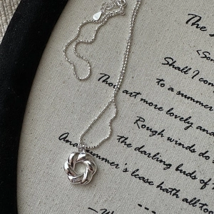 Collana minimalista in argento sterling S925 con pendente croissant e catena a sfere