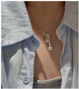 Détail du collier pendentif allumette en argent S925 avec texture métallique brossée