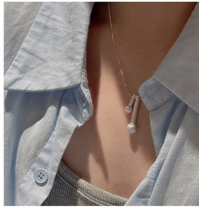 Détail du collier S925 argenté avec pendentif barre mate porté par un mannequin femme