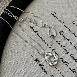 Collana di perle in argento S925 con ciondolo a petalo rotante cavo su lino beige