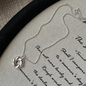 Collana minimalista a croissant in argento sterling S925 con finitura lucida su lino