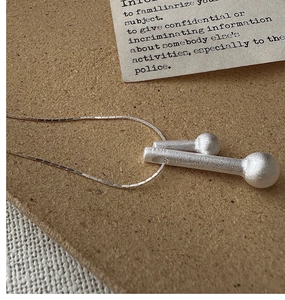 Détail du collier en argent sterling S925 avec texture en métal brossé mat élégant