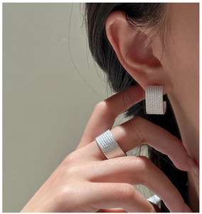 Close-up of S925 sterling silver earrings and ring set featuring a textured mesh pattern