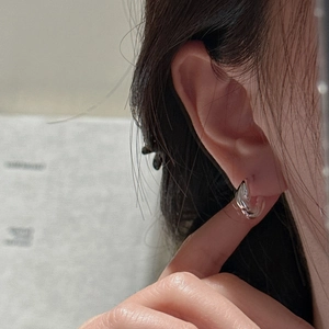 Elegant twisted silver hoop earrings in S925 sterling silver with a minimalist polished finish