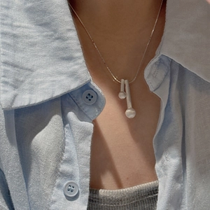 Collier minimaliste en argent sterling S925 avec une texture mate brossée élégante