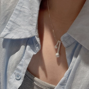 Collier minimaliste en argent S925 avec pendentifs brossés mats sur un modèle