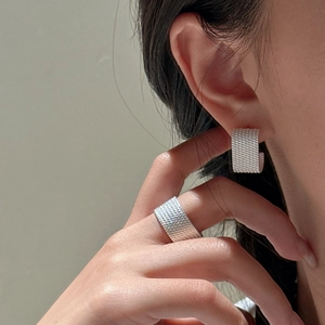S925 sterling silver jewelry set featuring woven texture ring and C-shaped earrings