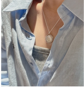 Nahaufnahme der S925 Sterlingsilber Kette mit Perlmutt Anhänger getragen von einem Model