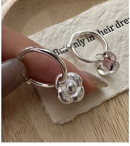 Vue détaillée des boucles d'oreilles fleur en argent S925 avec texture de pétales