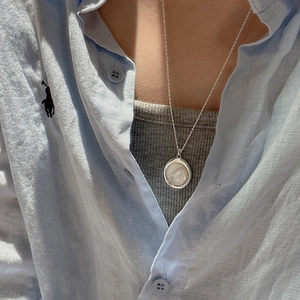 Minimalistische S925 Sterlingsilber Kette mit rundem schimmerndem Perlmutt-Anhänger