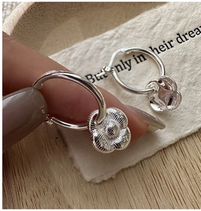 Vue macro des boucles d'oreilles fleurs en argent S925 avec textures de pétales détaillées