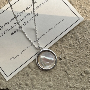 Minimalistische S925 Sterlingsilber Halskette mit Perlmuttanhänger auf Stein Hintergrund