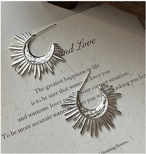 Detailed close-up of S925 sterling silver fan-shaped earrings with radial texture
