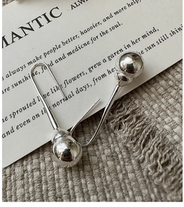 Vue détaillée de boucles d'oreilles boules en argent sterling S925 sur lin rustique