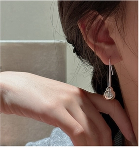 Détail des boucles d'oreilles en argent sterling 925 en forme de gourde avec poli miroir