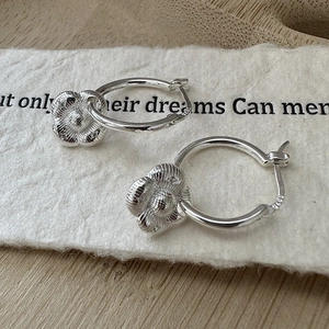 Boucles d'oreilles créoles en argent S925 avec pendentif fleur vintage aux pétales texturés