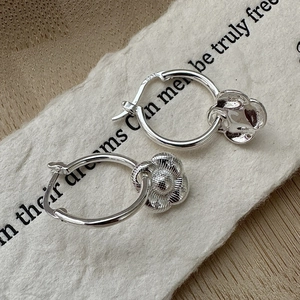 Boucles d'oreilles fleurs en argent S925 vintage avec pétales texturés sur papier rustique