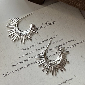 Vintage S925 sterling silver fan-shaped earrings with textured radiant sunburst design