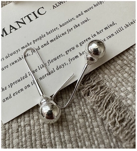 Détails des boucles d'oreilles pendantes en argent S925 avec perles rondes polies