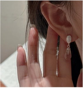 Gros plan de boucles d'oreilles en argent 925 avec pendentifs en cristal transparent