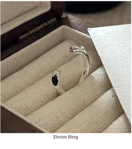 Détail macro de la bague rétro argentée avec gravure d'écailles et pierres zircon