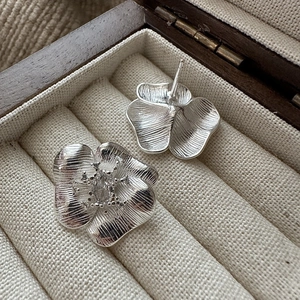 S925 sterling silver floral earrings with vintage brushed texture and zircon center