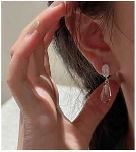 Détail de boucles d'oreilles en argent 925 avec cristal transparent en goutte