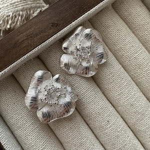 S925 sterling silver floral stud earrings with vintage brushed texture and zircon center