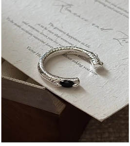 Détail de la bague en argent S925 avec texture martelée rétro et zircon noir élégant