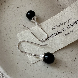 Minimalistische S925 Sterlingsilber Ohrringe mit Onyx-Perlen auf Keramikschale