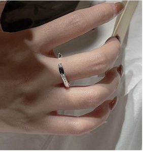 Détail d'une bague en argent S925 avec texture martelée et pierre noire ovale