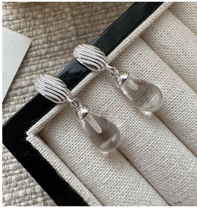 Détail de boucles d'oreilles rayées en argent 925 avec pendentif en cristal clair