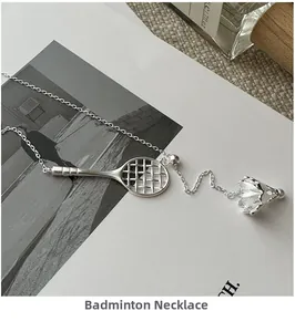 Dettaglio della collana con racchetta da badminton in argento S925 su una rivista