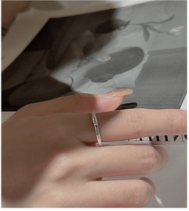 Minimalist S925 silver ring featuring a rectangular zircon stone on a model's finger