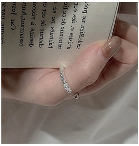 Gros plan sur une bague en argent 925 avec texture roche et pierre de zircon