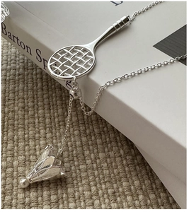 Dettaglio della collana in argento S925 con ciondoli a racchetta e volano da badminton