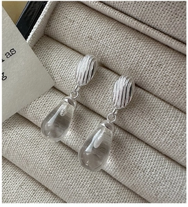 Gros plan détaillé des boucles d'oreilles en argent 925 rayé avec gouttes cristal