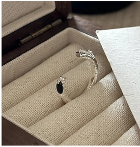 Détail macro de la bague en argent S925 avec texture vintage et zircon noir serti