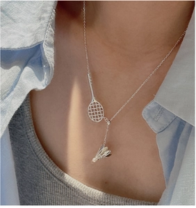 Primo piano della collana in argento S925 con pendente a racchetta da badminton e volano
