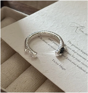 Détail de la bague en argent S925 avec texture martelée, zircon marquise et pierre noire