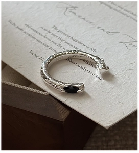 Macro d'une bague en argent S925 avec texture vintage et pierre de zircon noire