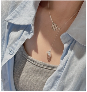 Dettaglio della collana in argento S925 con ciondolo a forma di racchetta da badminton
