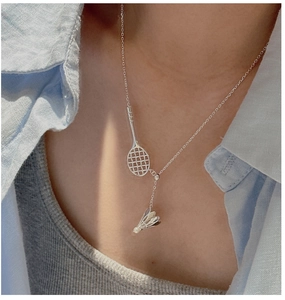 Dettaglio del ciondolo racchetta da badminton e volano in argento S925 sul modello