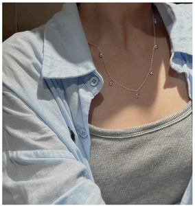 Détail du collier en argent S925 avec de petits pendentifs en forme de goutte sur le mannequin