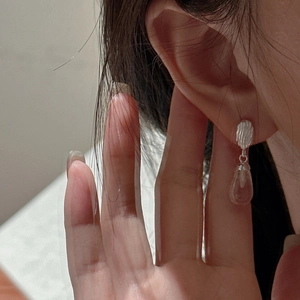 Boucles d'oreilles minimalistes en argent 925 avec métal texturé et gouttes cristal