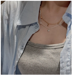 Gros plan d'un collier double épaisseur en argent S925 avec pendentifs gouttes d'eau