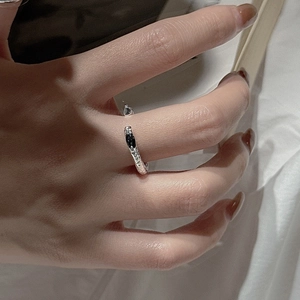 Bague ouverte en argent sterling S925 avec texture martelée et pierre de zircon noir