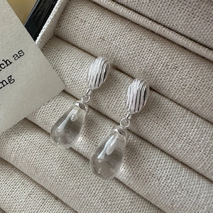 Boucles d'oreilles en argent 925 avec métal rayé et pendentifs gouttes d'eau clairs