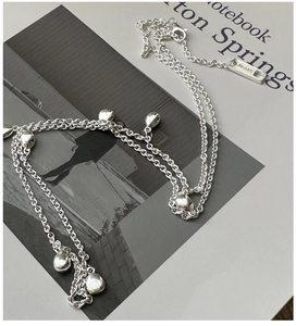 Détail d'une chaîne en argent sterling S925 avec breloques goutte d'eau et étiquette AG925