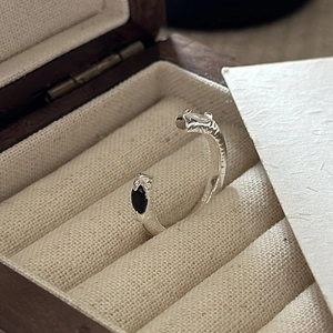 Bague ouverte rétro en argent S925 avec pierres noires et blanches dans un écrin